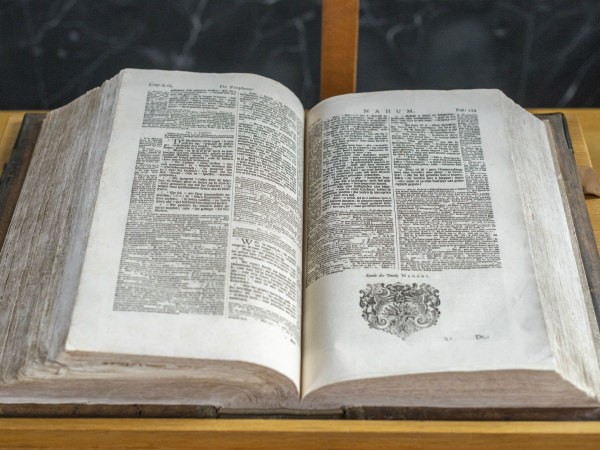 Bijbel in de kerk van Kolham