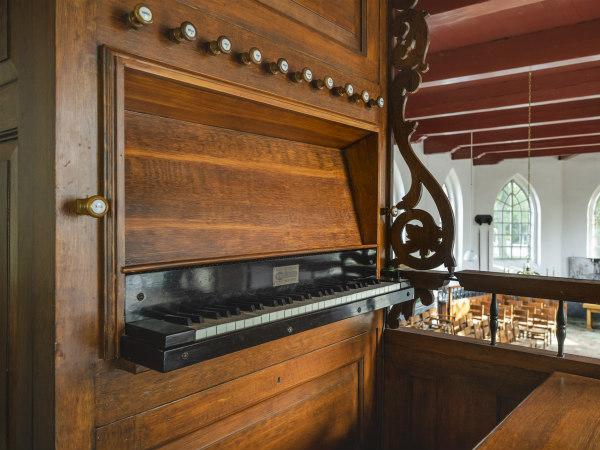 De speeltafel in de kerk van Kolham